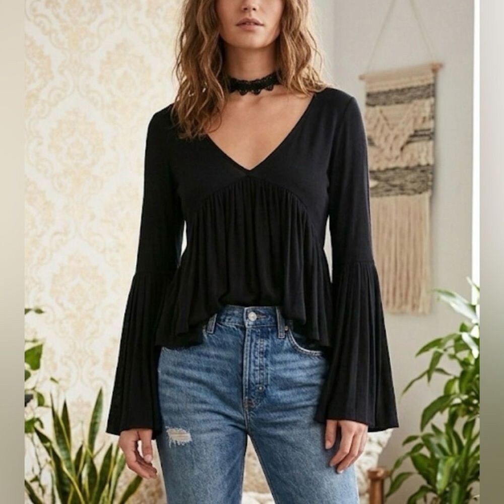 Altar’d State Women’s Black Top Size Small Oversized EUC